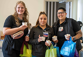 Empleados de SRH con bolsas y helado en el evento de apreciación