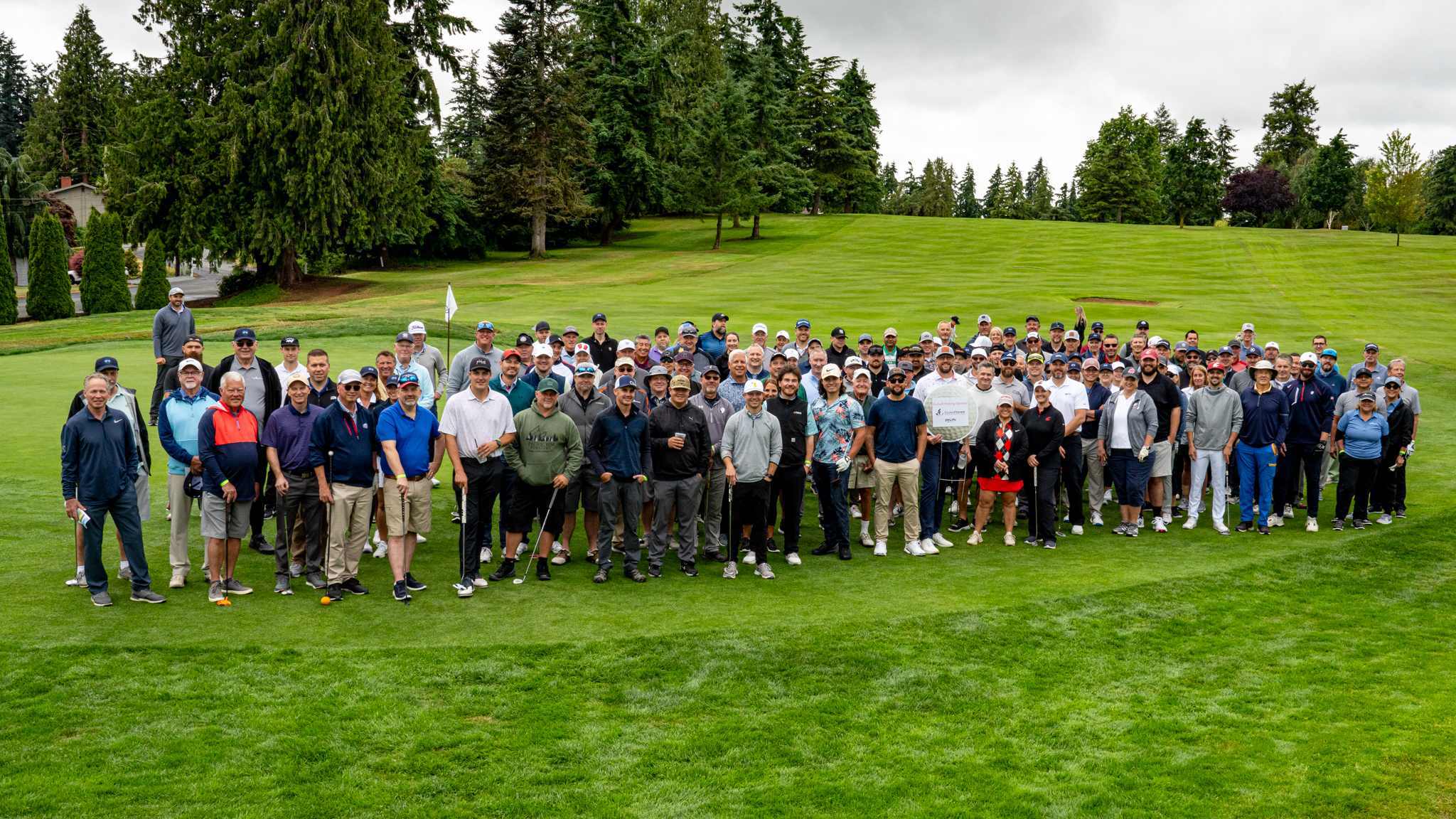 Un grupo numeroso de golfistas en un putting green