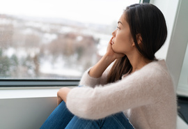 Mujer mirando por la ventana