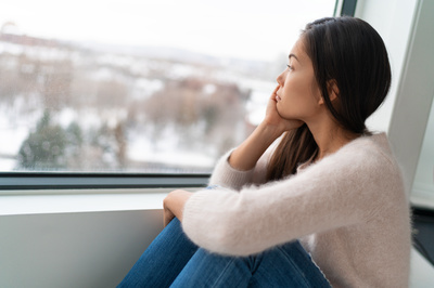 Mujer mirando por la ventana