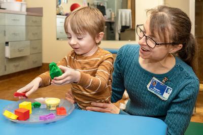 Paciente de terapia infantil con proveedora