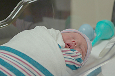 Bebé en cuidados neonatales