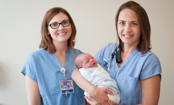 Enfermeras del Centro de maternidad familiar con un bebé