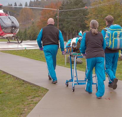 Equipo de transporte aéreo caminando hacia un helicóptero​​​​​​​